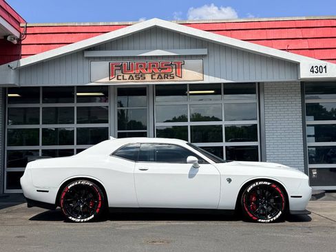 Used 2016 Dodge Challenger SRT Hellcat RWD image 2