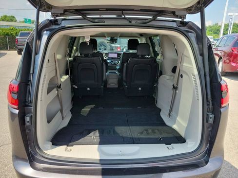 Used 2023 Chrysler Pacifica Touring-L FWD image 8