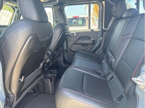 Used 2025 Jeep Gladiator Rubicon AWD/4WD image 10