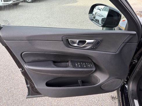 Used 2025 Volvo XC60 B5 Core image 5