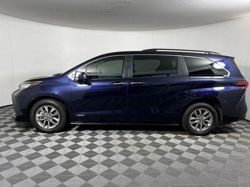 Used 2021 Toyota Sienna XLE image 8