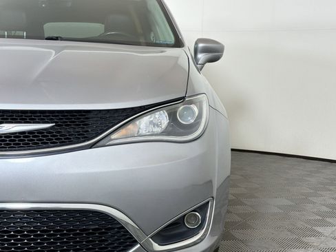 Used 2019 Chrysler Pacifica Touring-L image 11