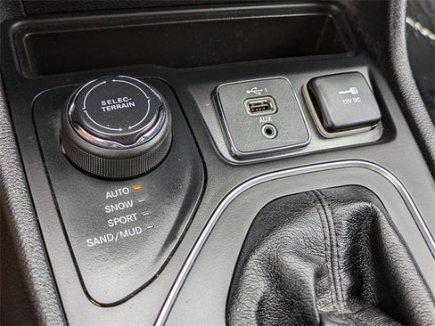 Used 2019 Jeep Cherokee Latitude Plus w/ Cold Weather Group image 21