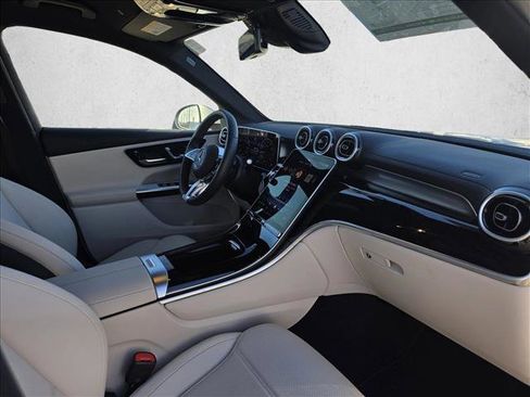 Used 2025 Mercedes-Benz GLC 300 4MATIC image 12