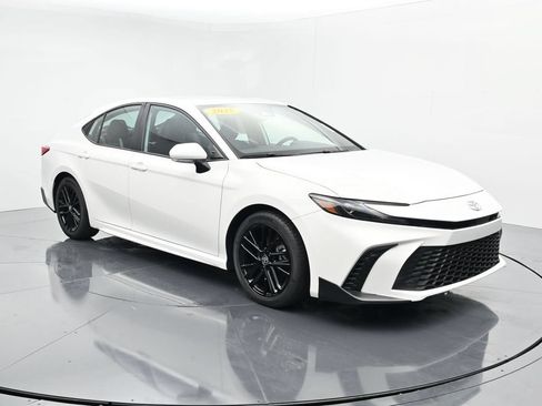 Used 2025 Toyota Camry SE w/ Convenience Package FWD image 2