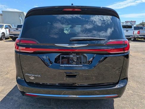 New 2026 Chrysler Pacifica Select image 5