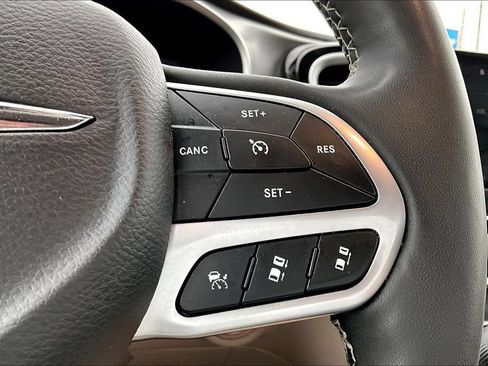 Used 2023 Chrysler Pacifica Touring-L FWD image 16