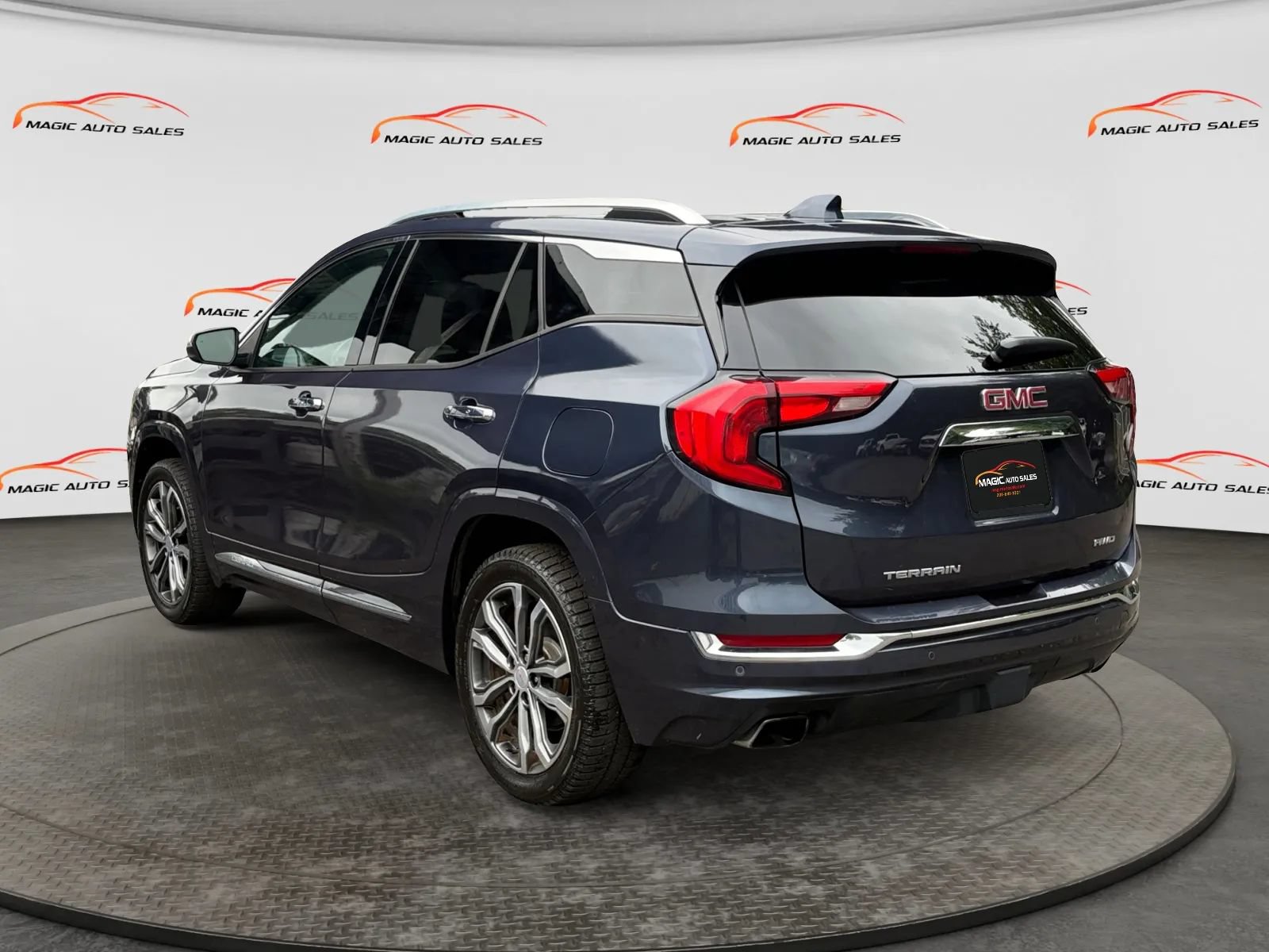 Used 2019 GMC Terrain Denali w/ GMC Pro Grade Package AWD/4WD image 8