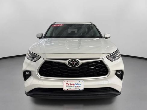 Used 2022 Toyota Highlander XLE AWD/4WD image 2