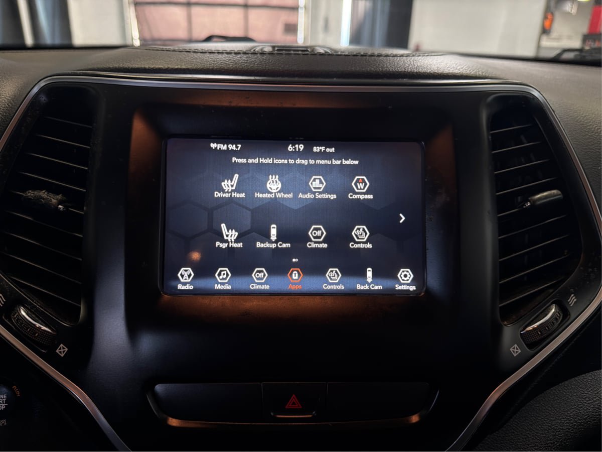 Used 2019 Jeep Cherokee Latitude Plus w/ Cold Weather Group AWD/4WD image 17