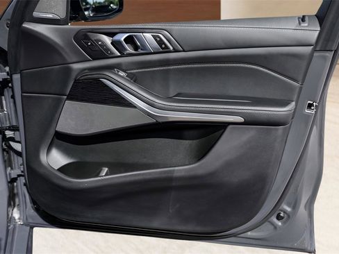 Used 2023 BMW X7 xDrive40i w/ Executive Package image 32