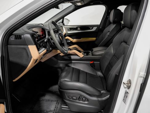 Used 2024 Porsche Cayenne w/ Premium Package Plus image 19