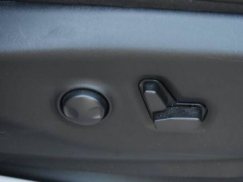 Used 2023 Chrysler Pacifica Limited AWD/4WD image 15