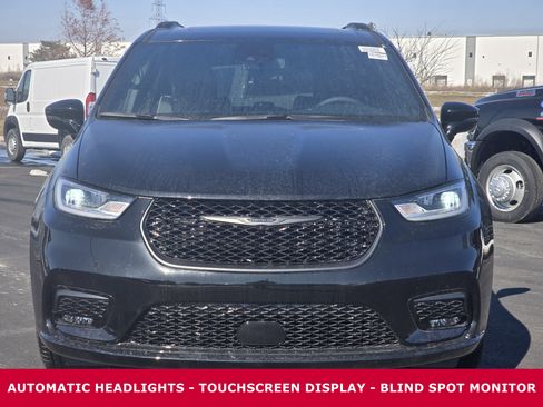 New 2026 Chrysler Pacifica Limited w/ S Appearance Package image 2