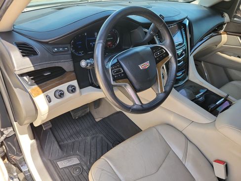 Used 2018 Cadillac Escalade ESV Luxury AWD/4WD image 4