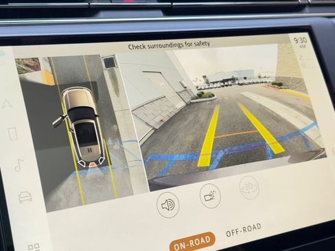 Certified 2023 Land Rover Range Rover SE image 23