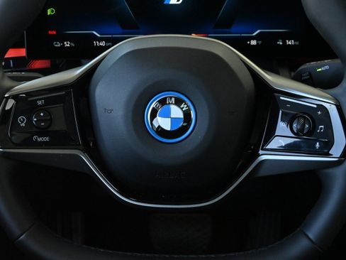 Used 2025 BMW i5 eDrive40i w/ Executive Package RWD image 28