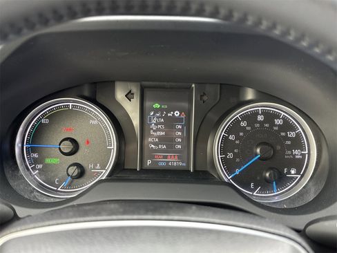 Used 2022 Toyota Venza LE image 19