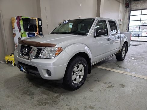 Used 2013 Nissan Frontier SV image 2