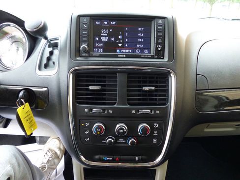 Used 2019 Dodge Grand Caravan SE w/ UConnect Hands-Free Group FWD image 27