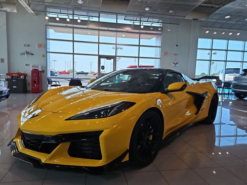 Used 2025 Chevrolet Corvette Z06 RWD image 2