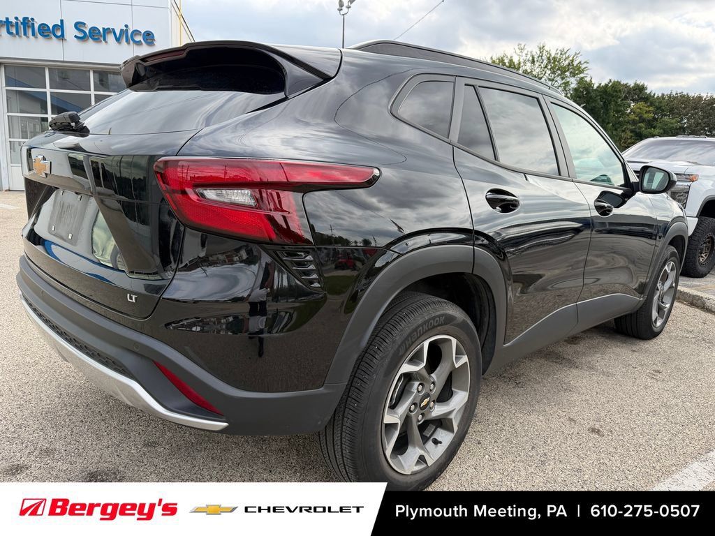 Used 2024 Chevrolet Trax LT w/ Driver Confidence Package FWD image 8