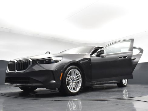 Used 2025 BMW 530i RWD image 30