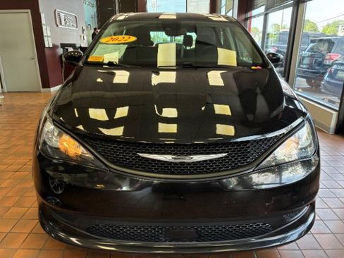 Used 2022 Chrysler Voyager LX FWD image 4
