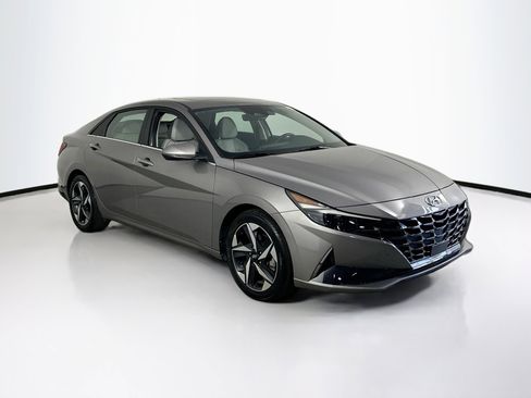 Used 2023 Hyundai Elantra Limited image 3