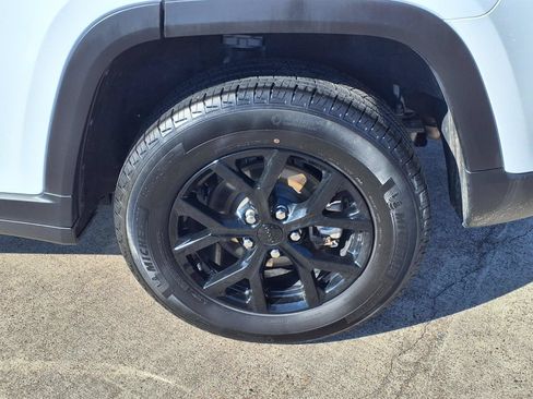 Used 2025 Jeep Grand Cherokee Altitude AWD/4WD image 10
