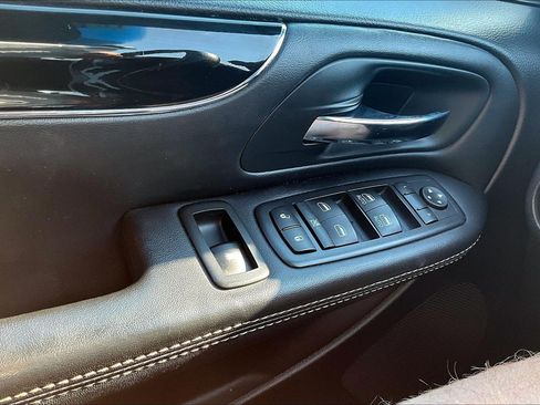 Used 2017 Dodge Grand Caravan SE FWD image 33