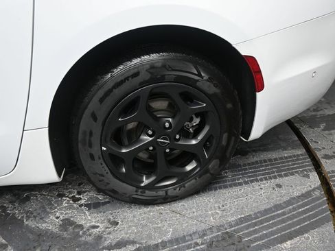 Used 2024 Chrysler Pacifica Select image 15