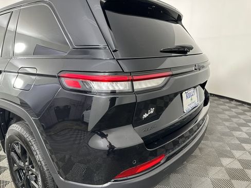 Certified 2025 Jeep Grand Cherokee Altitude AWD/4WD image 31