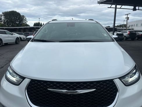 Used 2023 Chrysler Pacifica Limited w/ Uconnect Theater Family Group FWD image 25