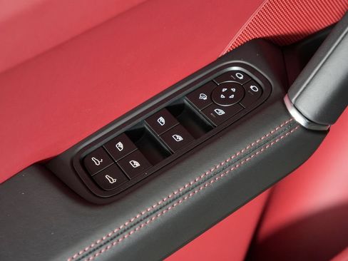 Certified 2023 Porsche Cayenne AWD/4WD image 18