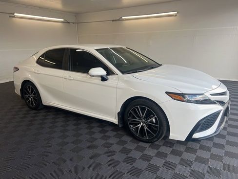 Used 2023 Toyota Camry SE image 3