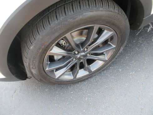 Used 2017 Ford Explorer XLT w/ Equipment Group 202A AWD/4WD image 13