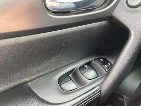 Used 2016 Nissan Rogue SV w/ SV Premium Package image 25