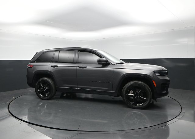 Used 2023 Jeep Grand Cherokee Altitude AWD/4WD image 6