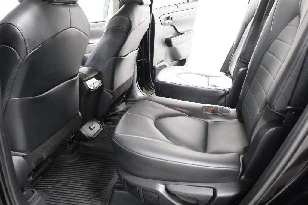 Used 2021 Toyota Highlander XLE AWD/4WD image 26