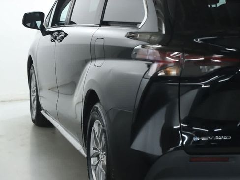 Certified 2025 Toyota Sienna LE AWD/4WD image 39