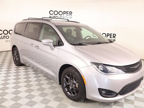 Used 2018 Chrysler Pacifica Touring-L Plus w/ S Appearance Package FWD image 1