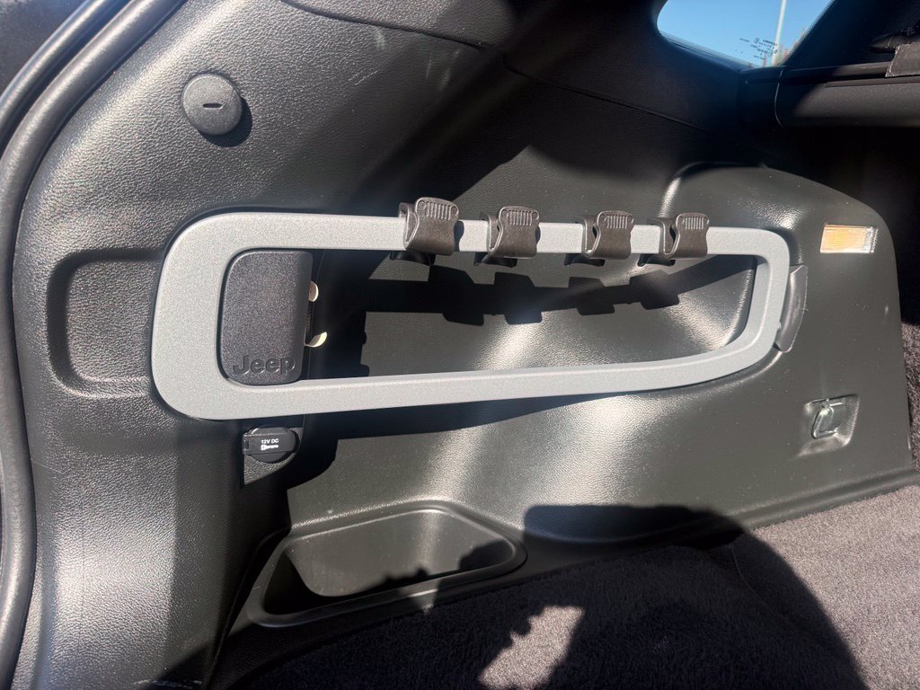 Used 2018 Jeep Cherokee Latitude w/ Safety Group AWD/4WD image 18