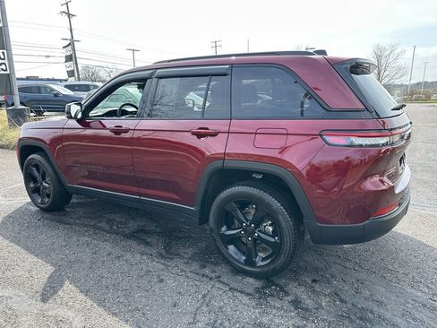 Used 2025 Jeep Grand Cherokee Limited w/ Black Appearance Package AWD/4WD image 11