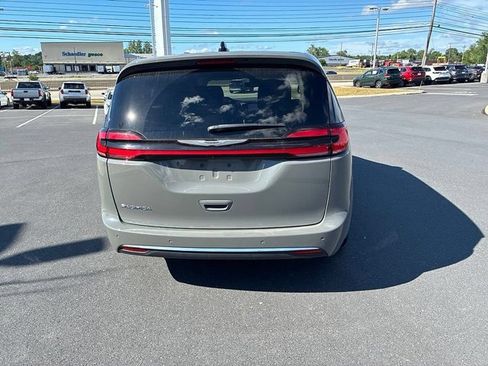 Used 2023 Chrysler Pacifica Touring-L FWD image 9
