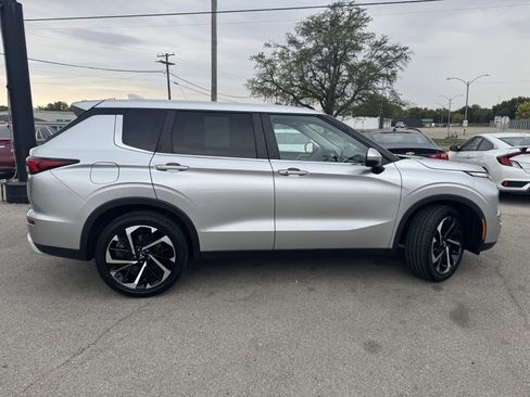 Used 2022 Mitsubishi Outlander SE image 8