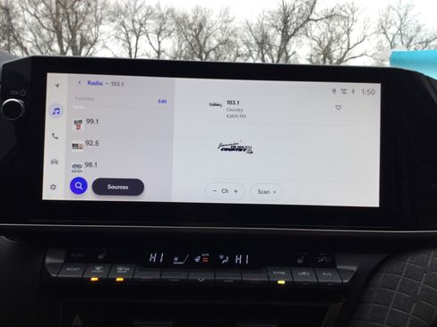 Used 2025 Toyota Camry XLE image 13