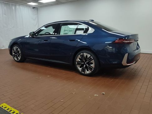 Used 2026 BMW 530i xDrive AWD/4WD image 3