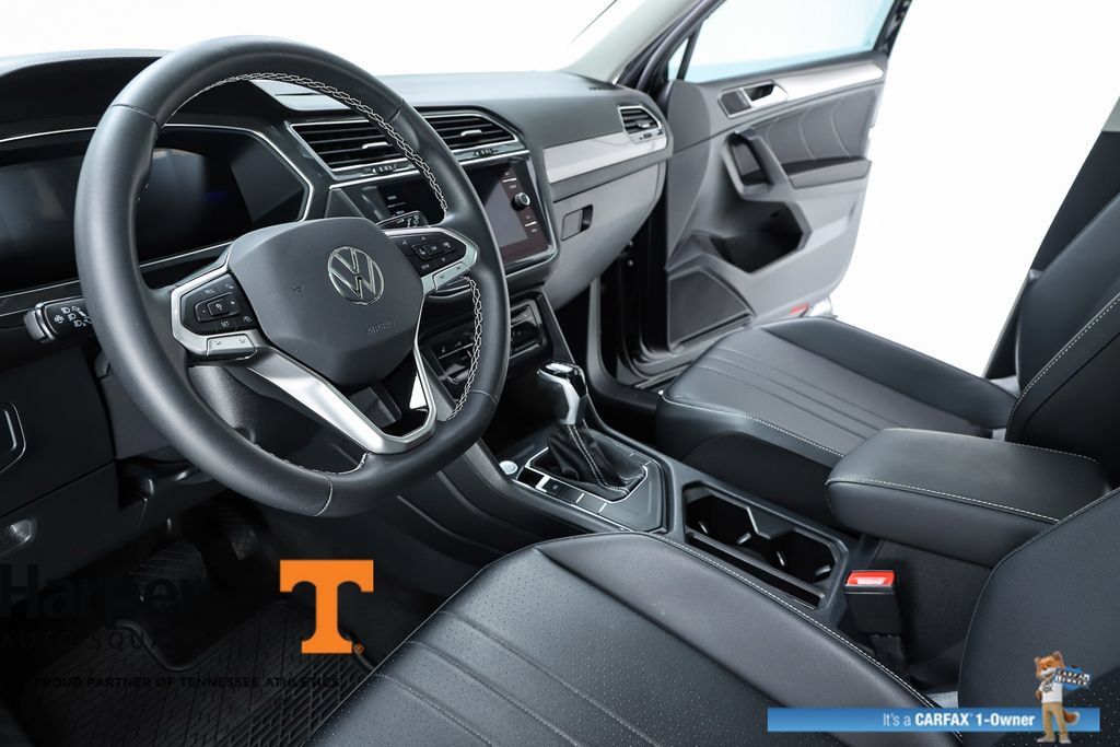Used 2023 Volkswagen Tiguan SE w/ Panoramic Sunroof Package FWD image 19