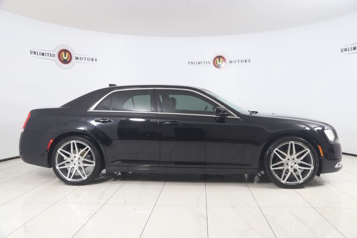 Used 2015 Chrysler 300 Limited RWD image 2